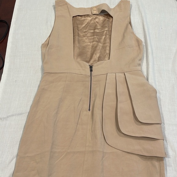 Alice + Olivia dress tan/beige. Spelling Slide Peplum Dress sleeveless Size 6 - Picture 8 of 8